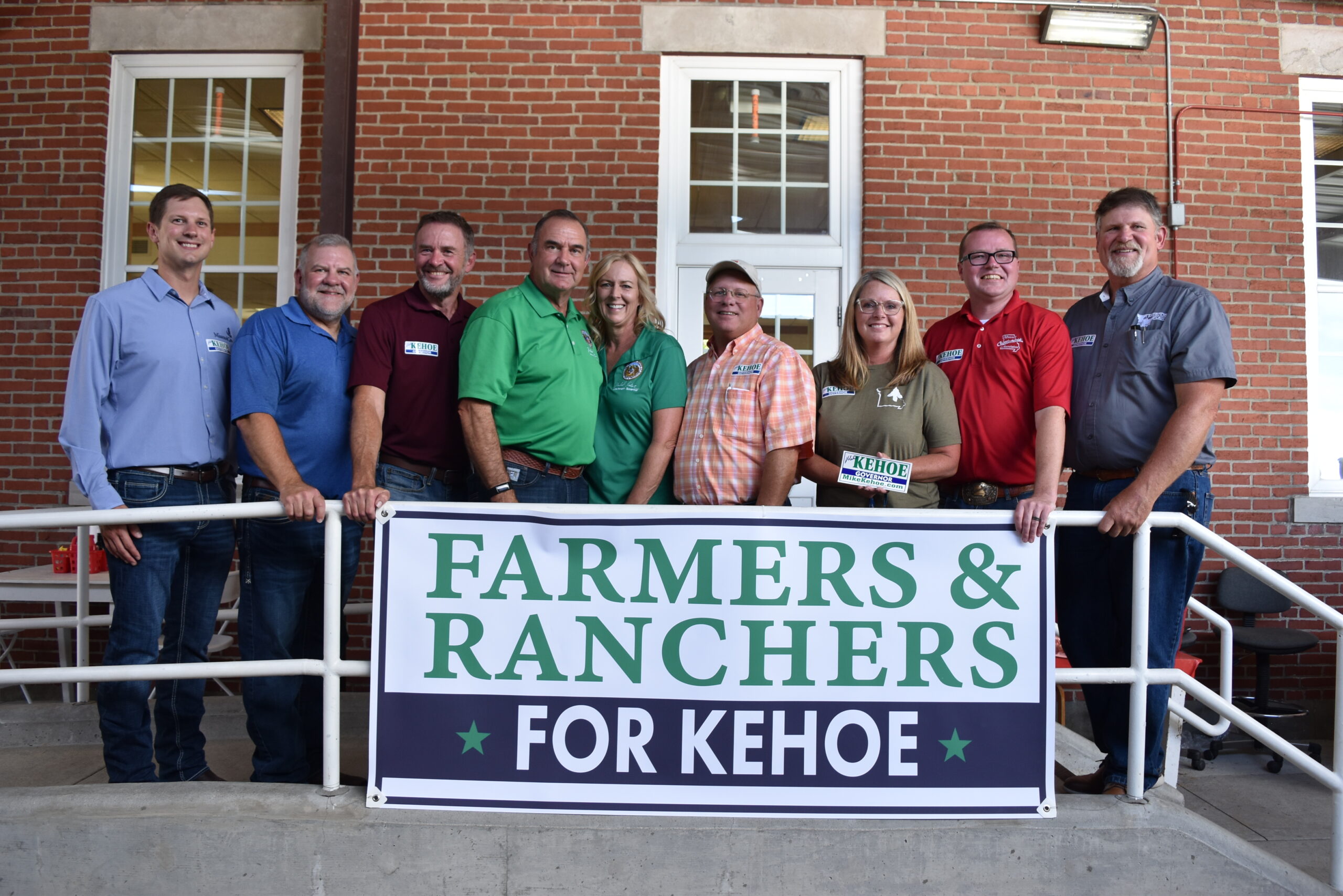 Farmer pose for photo with governor candidate, Mike Kehoe.